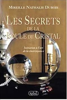 Paperback Les secrets de la boule de cristal Book