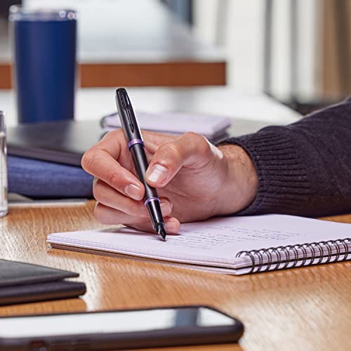 Parker IM Vibrant Rings Kugelschreiber | satinschwarzer Lack mit amethystfarbenen Akzenten | mittlere Spitze mit schwarzer Tinte | Geschenkbox