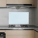 Wand schützen: Spritzschutz reduziert Fett und Soße an der Rückwand und bringt pures Kochvergnügen.