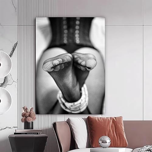 Peinture murale pieds de femme pour un salon chic et design contemporain - 3