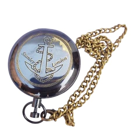 Brújula vintage de latón con cadena y diseño náutico