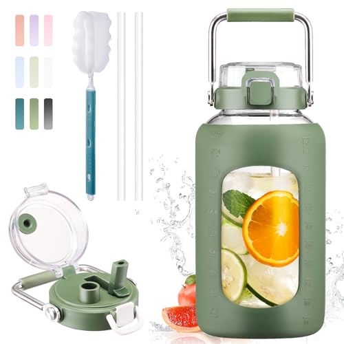 BLUEGO 2500ml Trinkflasche Glas mit Edelstahlgriff 2,5L große Wasserflasche mit Zeitmarkierungen und Silikonhülle Halbe Gallone Wasserkrug BPA-frei für Sports Täglicher Gebrauch, Olive