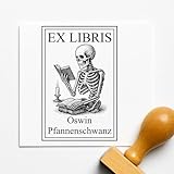 Dekolando Ex Libris Stempel personalisiert mit Namen - Bücherstempel Vintage Motivstempel - Bibliothek Stempel individuell - 40 x 60 mm (Skelett mit Buch)