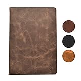 ECHTES ITALIENISCHES PREMIUM LEDER. Unser speziell ausgewähltes Kuhleder sorgt für Haltbarkeit, Flexibilität und Langlebigkeit. Das hochwertige, natürliche Material ist in einem wunderschönen Schokoladenbraunen-Farbton gehalten mit schokoladenbraunen Nähten und unserem Club-Logo. Alle Hüllen wurden in Großbritannien entworfen und werden in einer Porter Riley Präsentationsbox ausgeliefert.