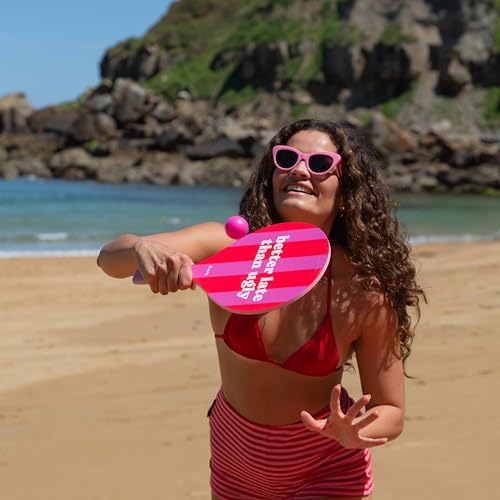 Fisura – Originelles Strand-Schlägerset “Better Late Than Ugly”. Holzschläger in Rosa und Rot mit Netzbeutel. Lustiges Sommer-Accessoire. Inklusive 2 Bälle.