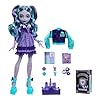 Monster High Fearbook Twyla-set med docka och tillbehör på spelklubbstema, med collegejacka, årsbok, brädspel och kakor, HXW31 #1