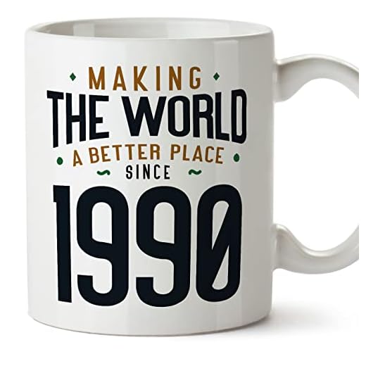 MUGFFINS Tazas 1990 Cumpleaños - En Inglés - Making the World a Better Place - 11 oz / 330 ml - Regalo original y divertido