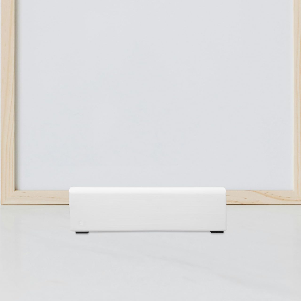 DOITOOL Support de Miroir sur Pied en Bois Blanc Bords Courbés, Design Moderne Élégant, Stabilité Renforcée pour Présentoir à Œuvres d'art Les Intérieurs Contemporains