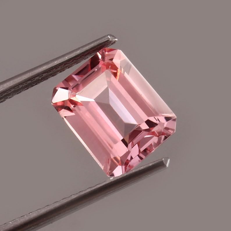 Gemme morganite taillée pour sublimer vos bagues et colliers faits main