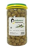 Aceituna verde de la variedad hojiblanca, de textura consistente debido a un rendimiento graso inferior a otras variedades.