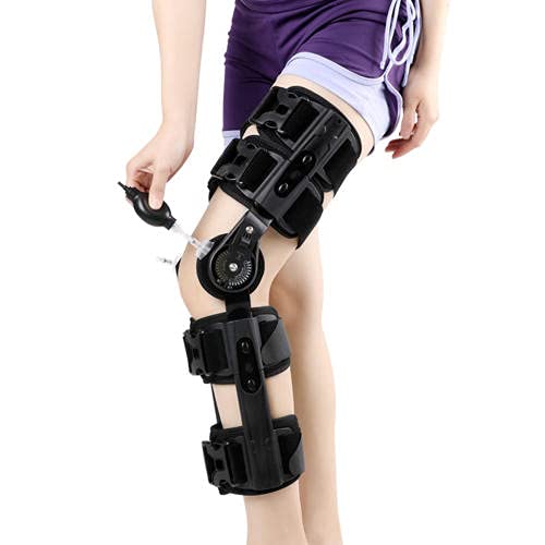 Orthèse de genou articulée pour corriger la marche jambe droite