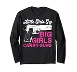 Niedliches und humorvolles Second Amendment T-Shirt – Little Girls Cry Big Girls Carry Guns! Für das tolle Mädchen, Gewehrliebhaber in Ihrem Leben, dieses Shirt wird das beste Geschenk sein, um ihr zu geben. Chics like they need no teddy bear because they are stronger than what you t