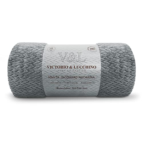 Victorio & Lucchino – Manta de Nacarina Suave y Cálida | Tacto Aterciopelado, Ligera y Confortable | 100% Poliéster | Ideal para Sofá o Cama (80517, Jacquard-Gris, 130x160 cm)