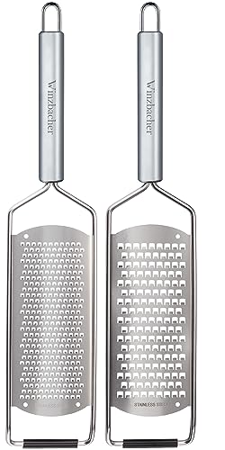 Winzbacher-DAS ORIGINAL [2er Set] Edelstahl Reibe | Parmesanreibe, Zitronenreibe, Muskatnuss, Ingwerreibe, Zester | rasiermesserscharfe Klinge | inkl. Schụtz & Reinigungsbürste