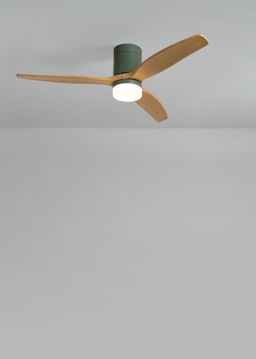 CREATE / WINDCALM M/Ventilatore da soffitto ABS con luce verde sage pale effetto legno chiaro e telecomando / 40W, Silenzioso, Ø132 cm, 3 temperature di luce, temporizzatore, funzione estate-inverno