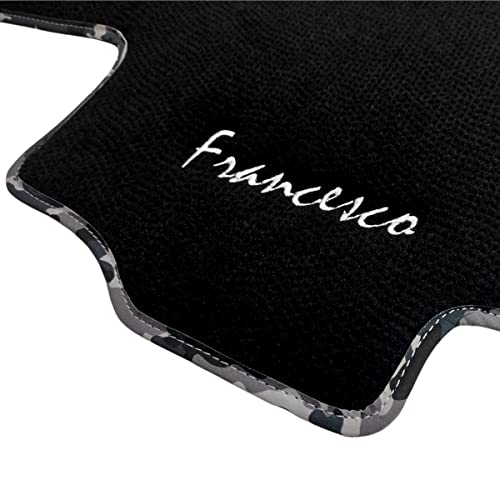 Prodotto PERSONALIZZABILE! Il kit prevede la configurazione: moquette NERO, bordo mimetico GRIGIO, cuciture GRIGIO, senza BATTITACCO, con quattro scritte RICAMATE! Dopo l'acquisto, inviaci un messaggio, tramite Amazon, dove specifichi la dicitura di ognuna delle scritte (ogni scritta non può superare i 10 caratteri, deve essere un'unica parola, con esclusione di simboli e caratteri speciali, e il font viene scelto da noi, tra quelli disponibili).