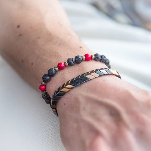 3. Bild von Perlenarmband Herren und Damen "Aegean Mythos", Lavaarmband handgemacht in Deutschland, Vulkanlava mit Onyx-Stein, verstellbar mit Makramee (Large (⌀ 6mm), Rot (roter Türkis)) Large (⌀ 6mm)