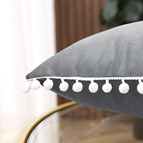 MUDILY Capas de almofada de veludo decorativas Pompom Capas de almofada lisas macias quadradas com p