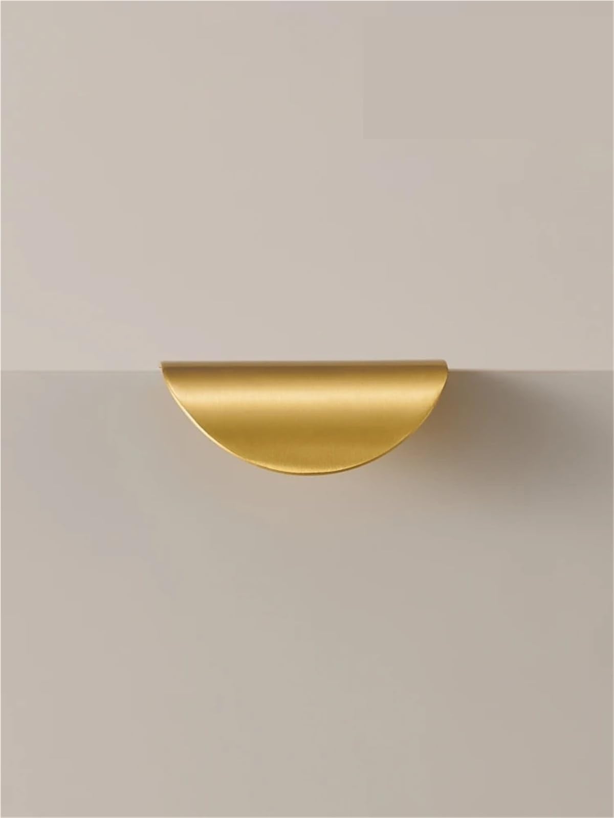 Tirador de latón para mueble que elimina golpes en espacios estrechos