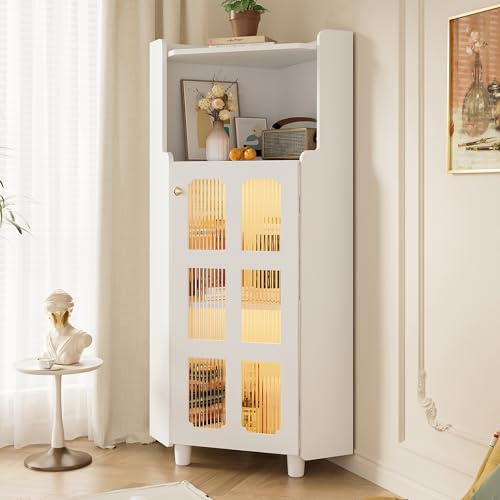Merax Badezimmer-Eckschrank mit LED-Beleuchtung, Bauernhaus-Boden-Eckschrank mit Glas Türen, freistehender Holzaufbewahrungsstall Schrank für Badezimmer, Küche, Wohnzimmer, 63.5x124cm, Weiß