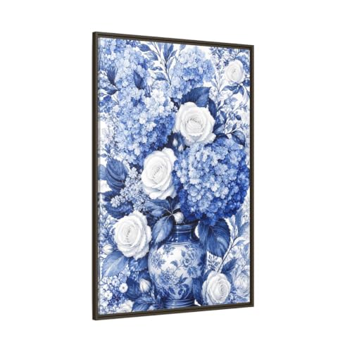 Toile bouquet de fleurs bleu et blanc suspendue dans un salon élégant avec cadre espresso