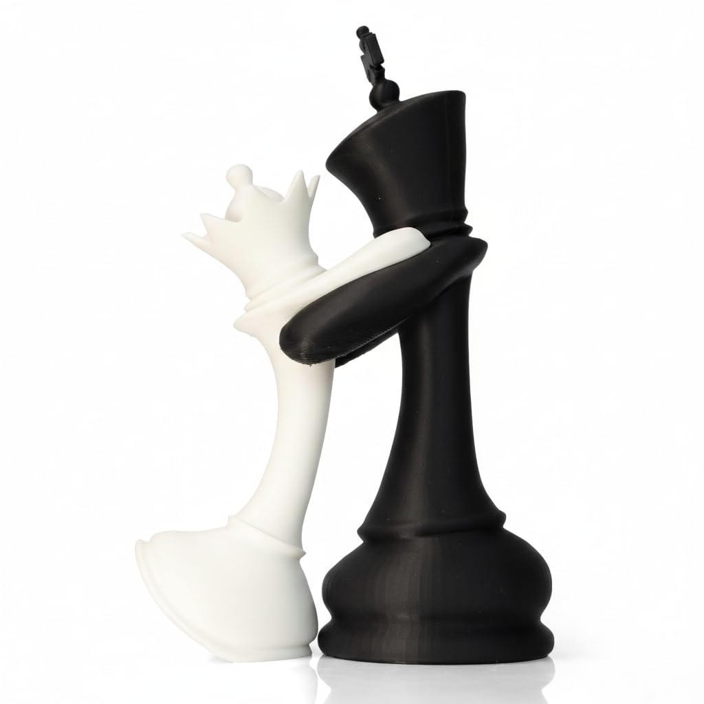 King & Queen Hugging Statue – Large Romantic Chess Couple Figurine – Wedding Cake Topper, Engagement Party Decor, Anniversary & Valentine’s Gift – Elegant Shelf Display for Chess Lovers