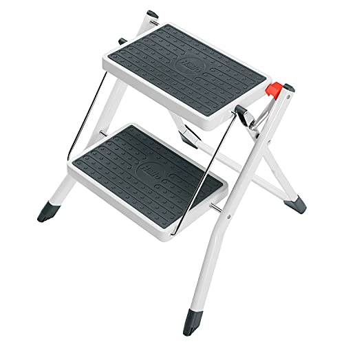 Hailo MK60 Mini Stahl-Trittleiter - 2 große Stufen mit Anti-Rutsch-Matten bis 150kg - Klappsicherung mit Entriegelungstaste - Tragegriff - Klapptrittleiter rostfrei und einfach zu verstauen - weiß