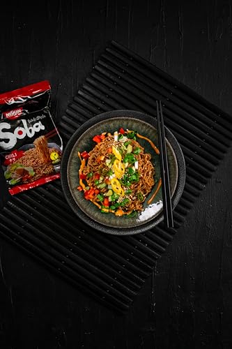 Foto von Nissin Bag Noodles Soba – Chili, 9er Pack, Wok Style Instant-Nudeln japanischer Art, mit Chili-Sauce, schnelle Zubereitung, asiatisches Essen (9 x 111 g)
