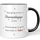JUNIWORDS Tasse, Stark genug um eine Klavierpädagogin zu sein. Verrückt genug, um genau diese Arbeit zu lieben, Schwarz (6126704)
