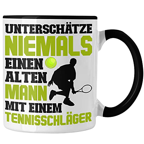 Trendation - Tennis Alter Mann Geschenk Trainer Coach Tennisspieler Geschenkidee Kaffeetasse Lustig (Schwarz)