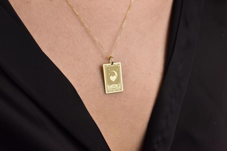 Collier pendentif cœur et lune gravés pour un style bohème chic