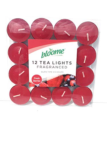 Le candele assortite in fiore creano un'atmosfera calda e accogliente.