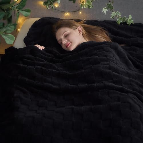NEWCOSPLAY Super Soft King Blanket Black Premium Silky Flannel Fleece 3D Checkered Lightweight Bed Blanket All Season Use (Black Checkered, King(90"x110"))