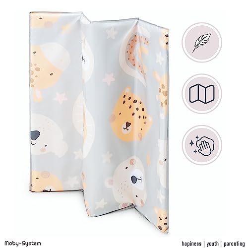 Moby-System Laufstall Baby mit Matratze & Feststellrädern - Faltbares Laufgitter 97 x 100 x 77 cm - Stabiler Rahmen, Anti-Rutsch-Pads, Teddy Bear Design (3 Teile)