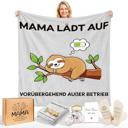 Muttertagsgeschenk Set für Mama – Kuscheldecke mit Spruch „Mama lädt auf“, Duftkerze, Socken, Grußkarte & Geschenkbox – Lustiges & liebevolles Geschenk für Mama zum Geburtstag Muttertag Weihnachten