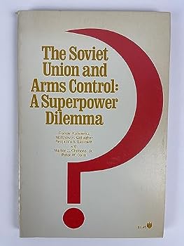 Paperback The Soviet Union and Arms Control: A Superpower Dilemma Book