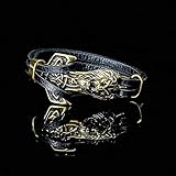 Handwerkskunst, die ihren unvergleichlichen Sinn für Luxus zeigt. Respektvoll schwer und mit einigen heiß geliebten Biker-Symbolen. Dieses Statement-Schmuckstück verspricht, Ihr Handgelenk zu dominieren und Ihren eigenen Stil zu verstärken und zu betonen, wo immer Sie sich bewegen.