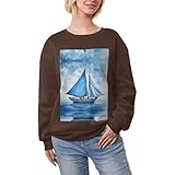 Polyvalence au quotidien. Au-delà des vacances, ce sweat-shirt bleu à imprimé voilier fonctionne pour un usage quotidien, pour se détendre à la maison ou pour les voyages. C'est une pièce polyvalente qui passe facilement d'une occasion à l'autre.