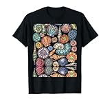 Motif de coquillage artistique avec des couleurs de l'océan éclatantes, parfait pour les amateurs de plage, les fans de style côtier, les tendances estivales, la mode à motifs et tous ceux qui aiment les éléments océaniques détaillés dessinés à la main.