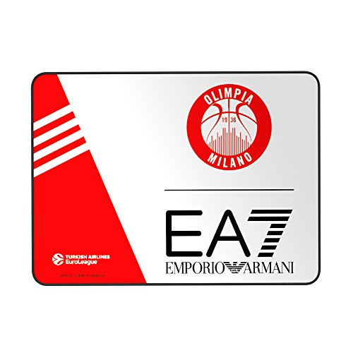 Finiture di alta qualità e bordi rinforzati per una durata estrema. Il tappetino Emporio Armani EA7 / Olimpia Milano sarà come nuovo per molti anni a venire.