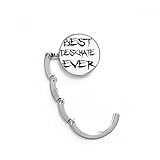 Caractéristique: C'est une façon à la mode de garder votre sac à main en sécurité grâce à la base antidérapante qui fixe le crochet à la table. ; La combinaison parfaite avec votre sac à main, la fermeture pliable et magnétique vous rendent facile à accrocher.