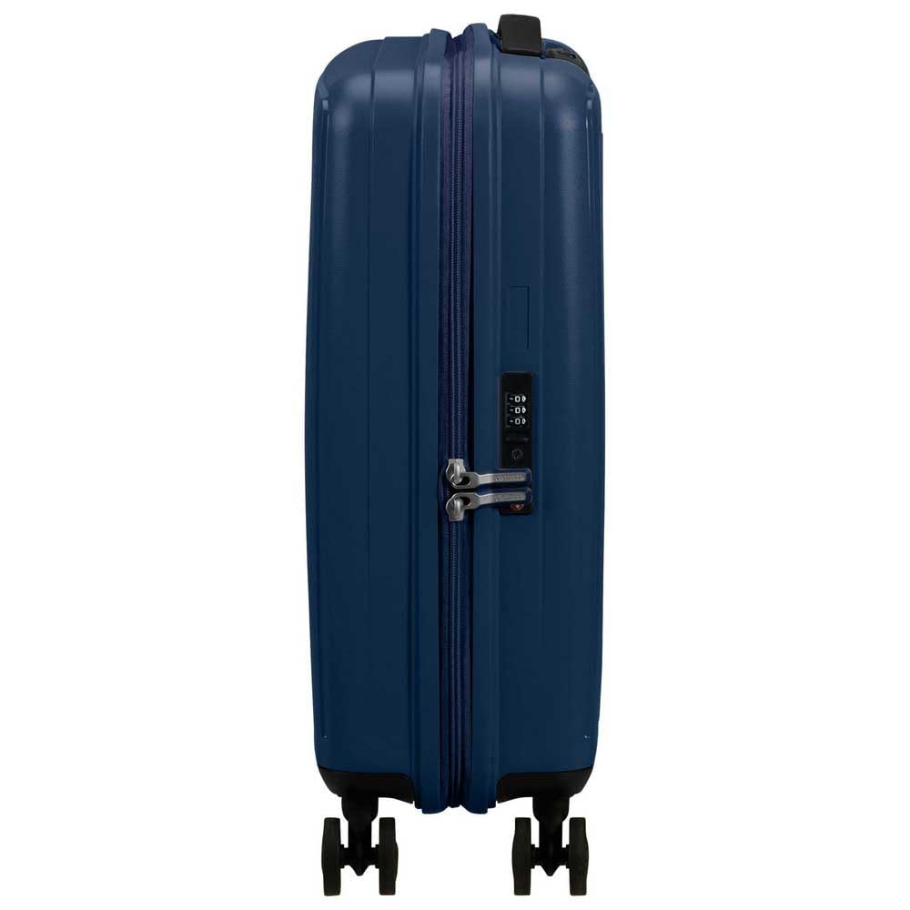 American Tourister Trolley rigido, bagaglio a mano, realizzato in POLIPROPILENE robusto e antigraffio. Molto pratico e super leggero, dispone di due ampi scomparti, divisorio nel comparto superiore e