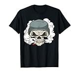 Lustiges T-Shirt mit Totenkopf in Rauchwolke und Soldaten-Helm. Awesome Top für Männer, Frauen, Jugendliche, Tattoo-Künstler, Skate, Gothic, Rock, Rap Fans, Vape Smoker, Zigarettenraucher, Soldaten, Reiter. Tragen Sie dieses T-Shirt auf Turnier, Liga, bei der Arbeit, Live-Konzert, Reisen.