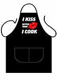 Talla única ICONIC APRONS I Kiss Better Than I Cook - Delantal (poliéster, algodón, 90 x 69 x 0,1 cm)