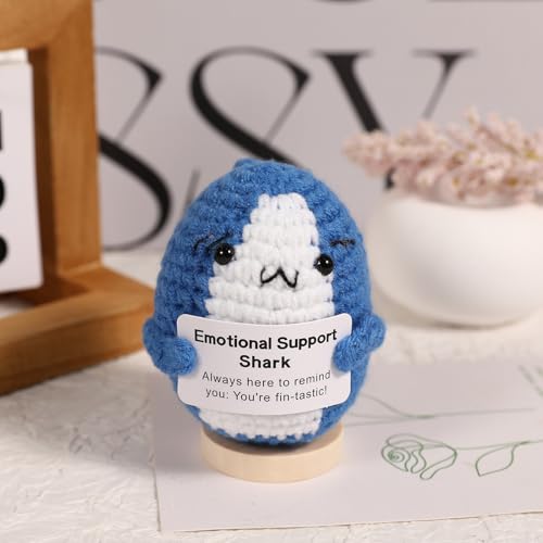 ASMPCUE Positive Hai-Geschenk, Frontkarte, kreativ, gestrickt, Wolle, positive Hai, Dekompression, Plüschtier – Happiness Gift of Courage