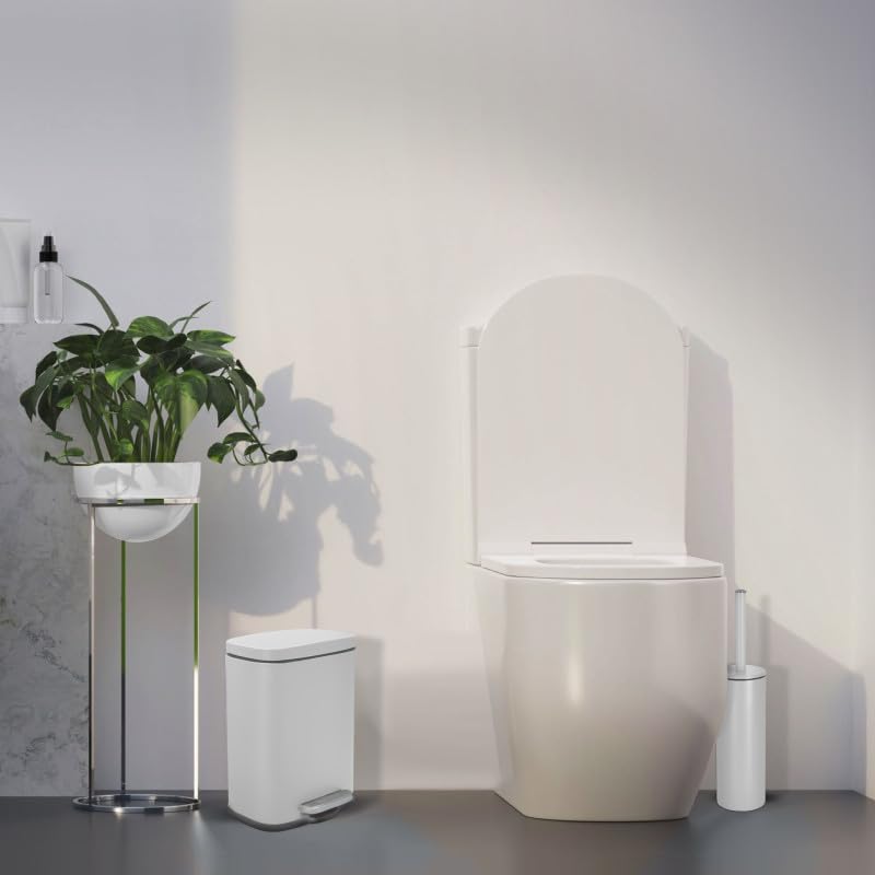 Spirella - Set Poubelle à Pédale + Brosse WC en Acier AKIRA - Fermeture Douce Easy-Close, Revêtement Anti Trace de Doigts - 21,4 x 17,6 x 30 cm - 5L - Blanc Mat