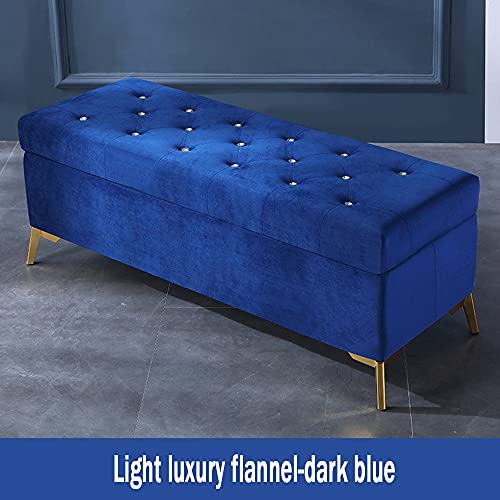 Poufs de rangement pliables en velours pour optimiser un petit salon encombré