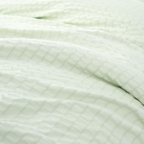 Image of Amazon Basics Duvet Cover Set with Jacquard Geometric Pattern, 3-Piece with 1 Duvet Cover and 2 Pillow Shams, Comforter Not Included, California King, Aloe Green
