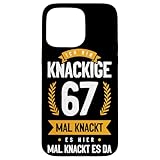 私は67 歳 ここもあちこちもギシギシ 面白いバースデーシャツ スマホケース iPhone 15 Pro Max 用