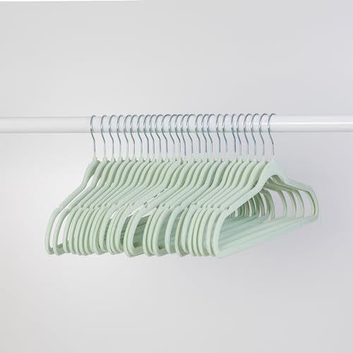 Cintres en velours menthe anti-glisse pour organiser le dressing de chambre